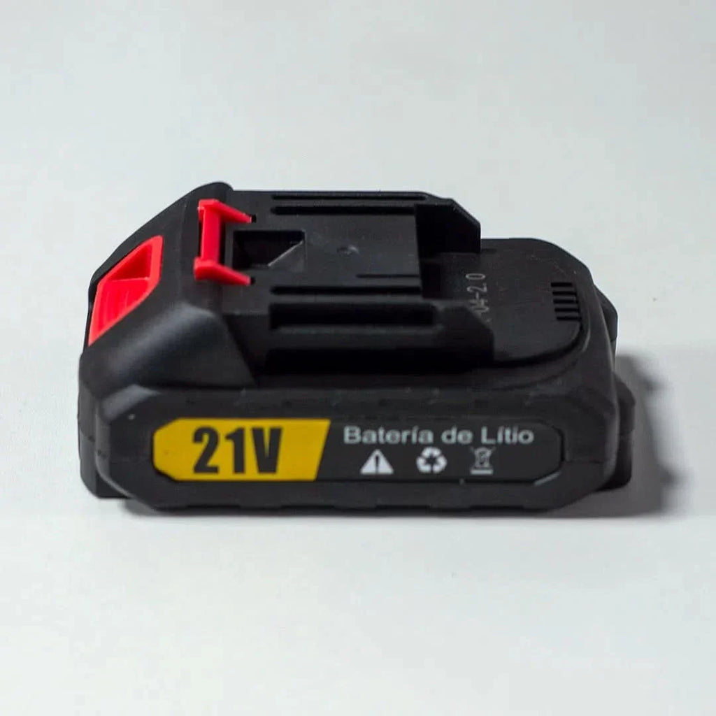 Batería Leisel para mini motosierra en uso – Mil Ideas