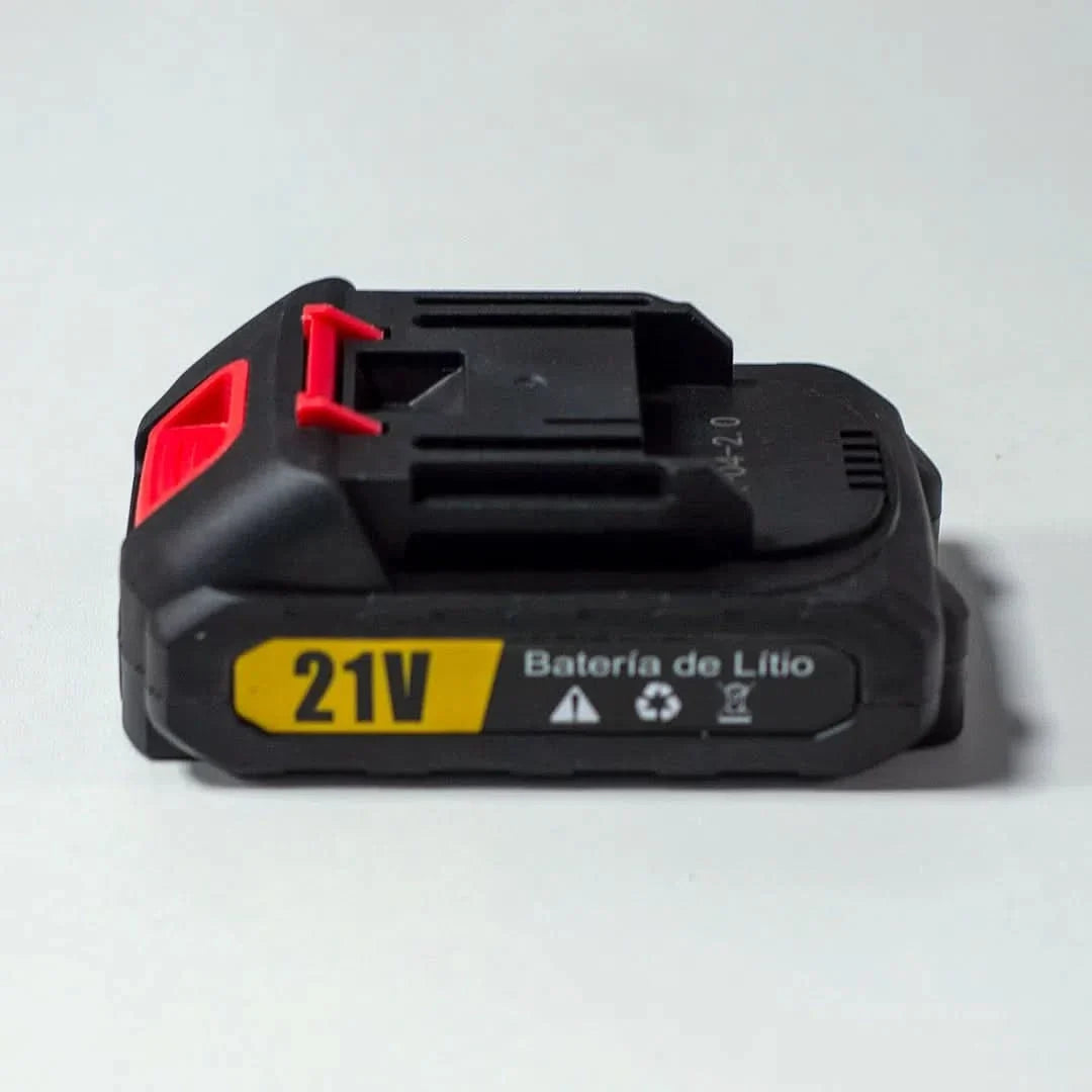 Batería Leisel para mini motosierra en uso – Mil Ideas