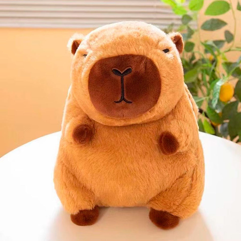 Peluche capibara con bolsa de agua caliente para manos en uso – Mil Ideas