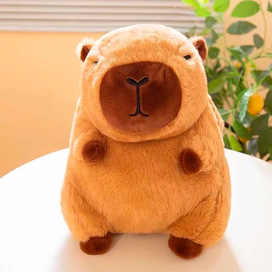 Peluche capibara con bolsa de agua caliente para manos en uso – Mil Ideas