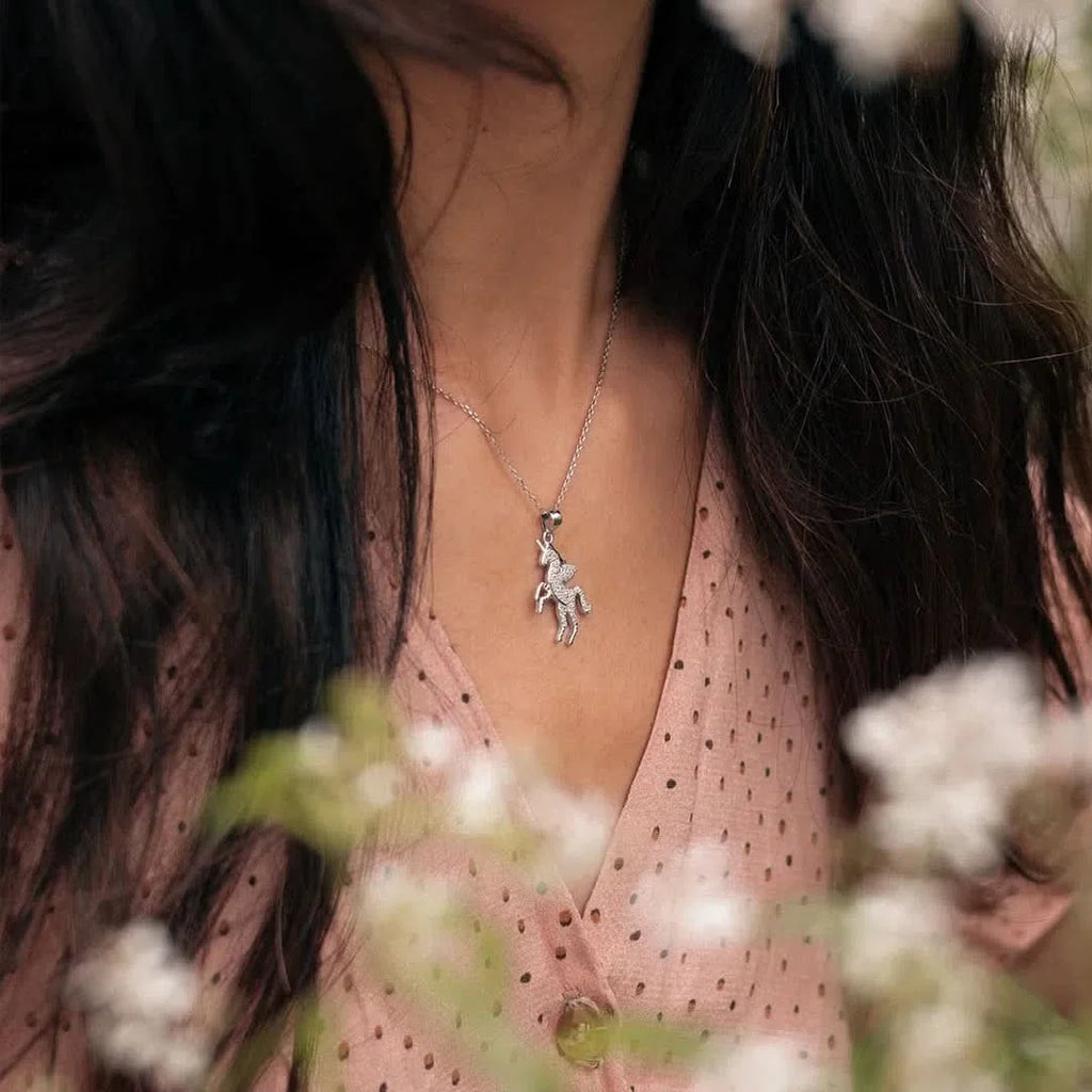 Colgante Unicornio Plata 925 en uso – Mil Ideas