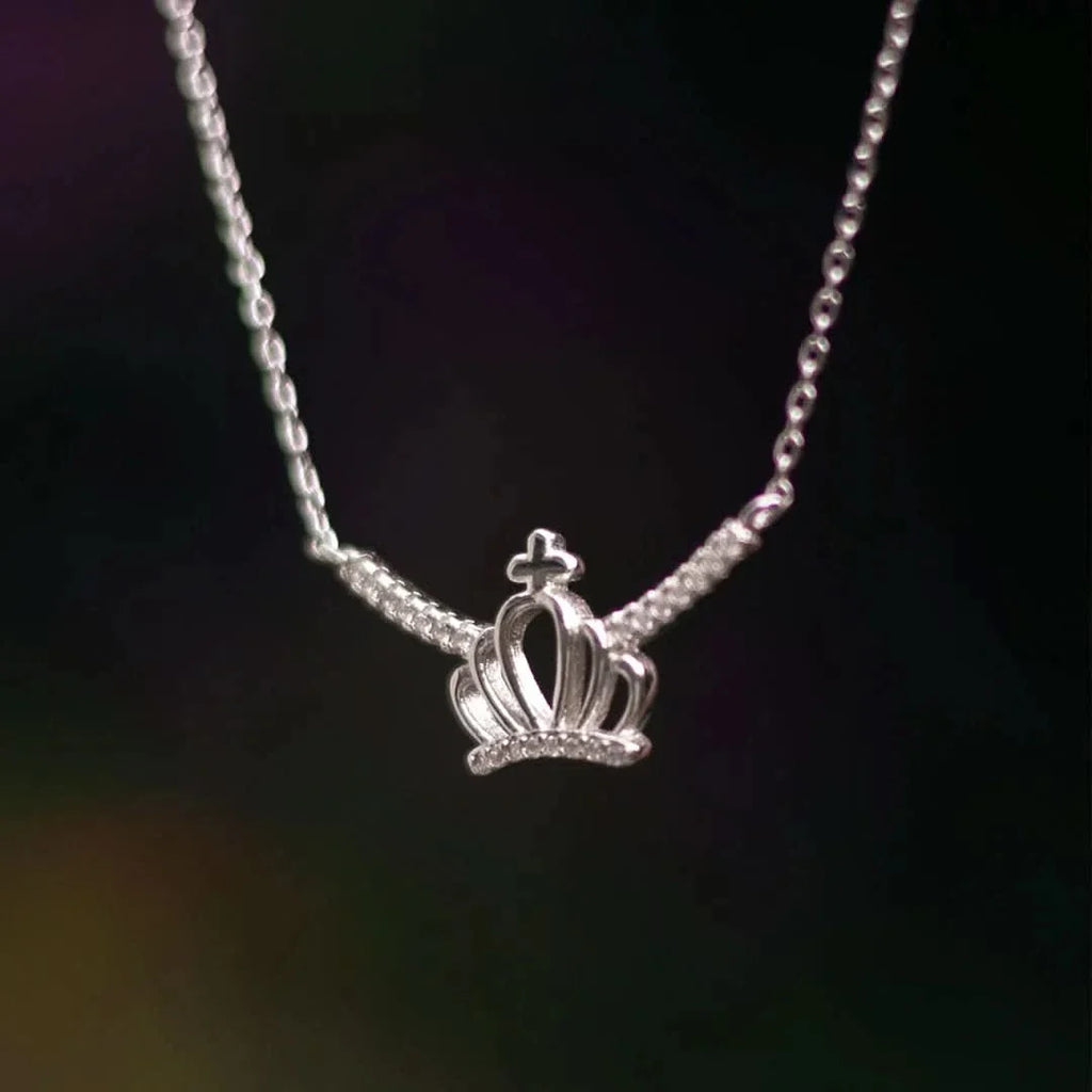 Colgante Reina Plata 925 en uso – Mil Ideas