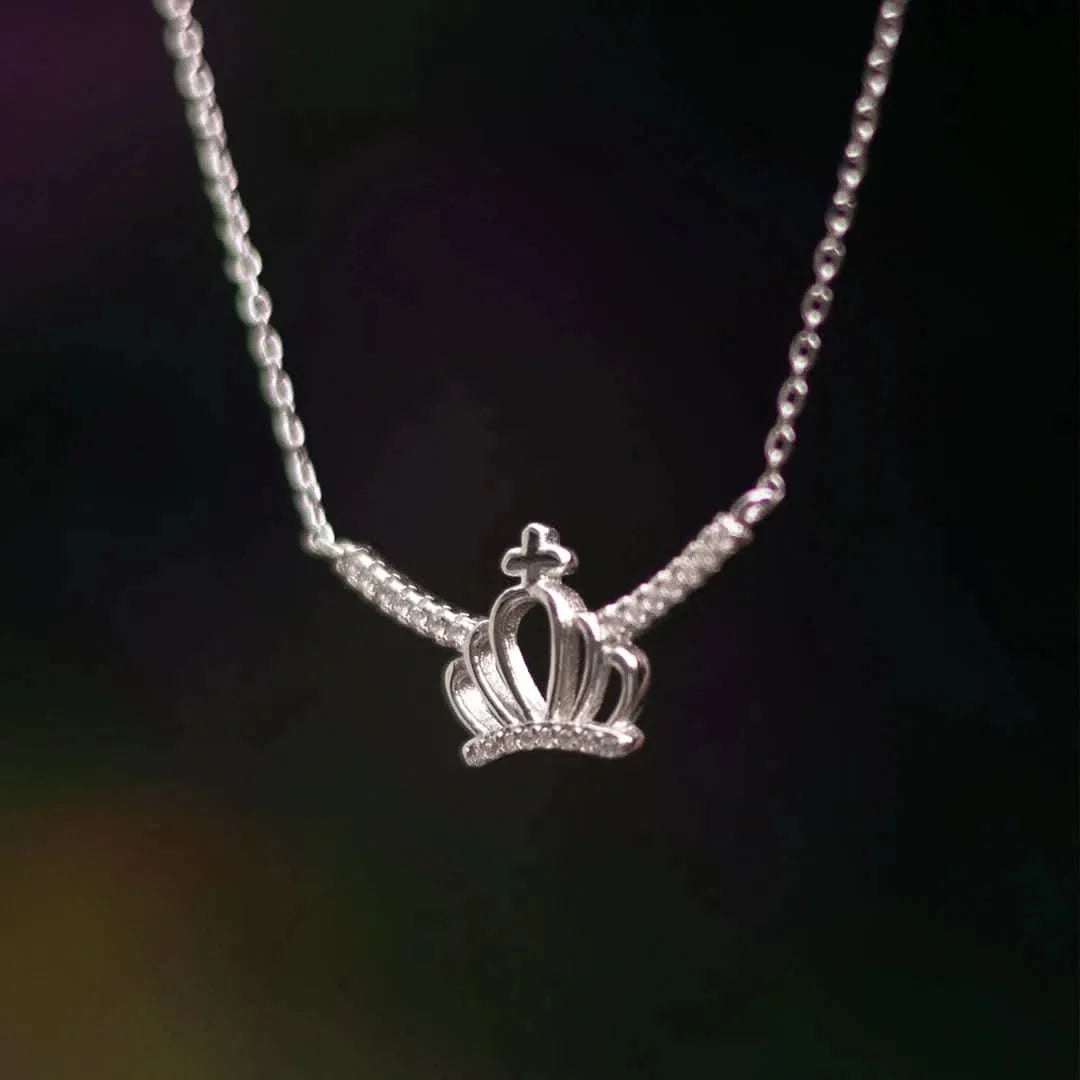 Colgante Reina Plata 925 en uso – Mil Ideas
