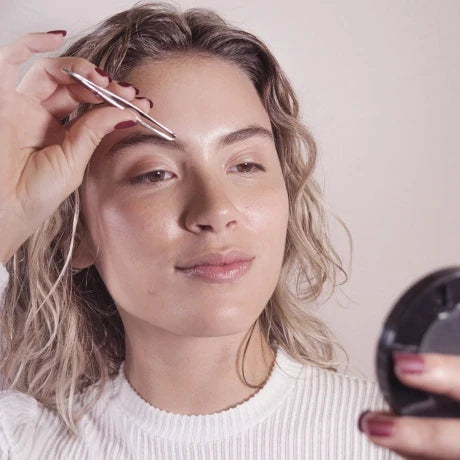 Espejo magnificador y pinza de cejas Magnifying Mirror en uso – Mil Ideas