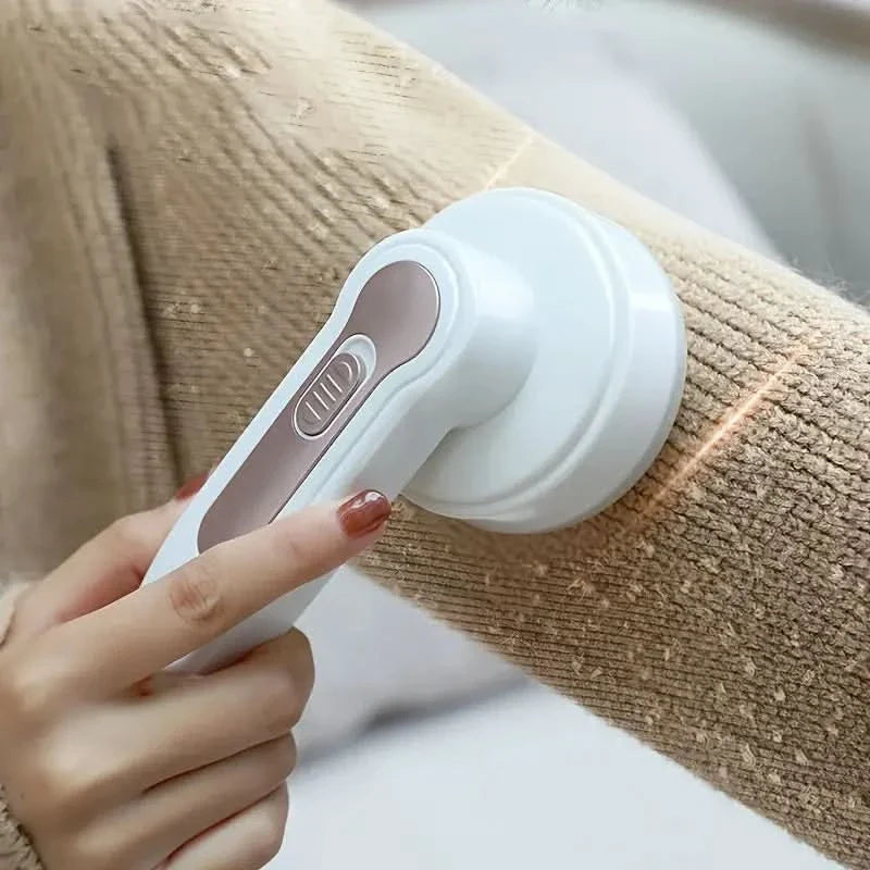 Removedor de pelusa eléctrico portátil USB en uso – Mil Ideas