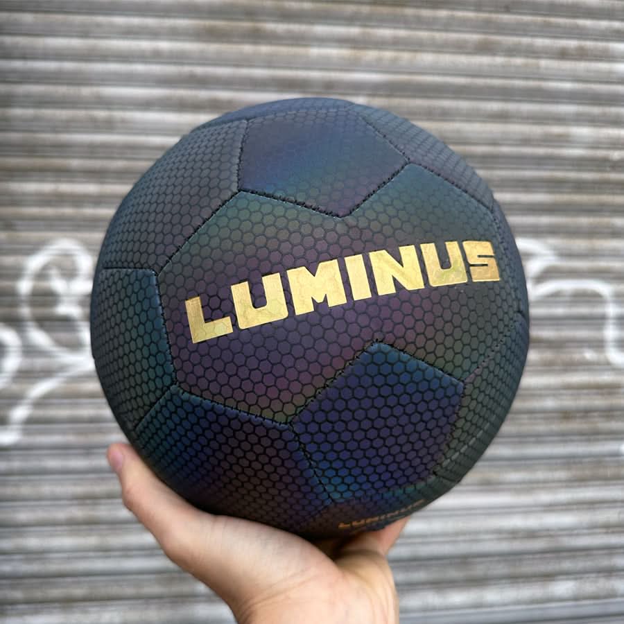 Pelota de fútbol reflectiva Luminus detalle – Mil Ideas
