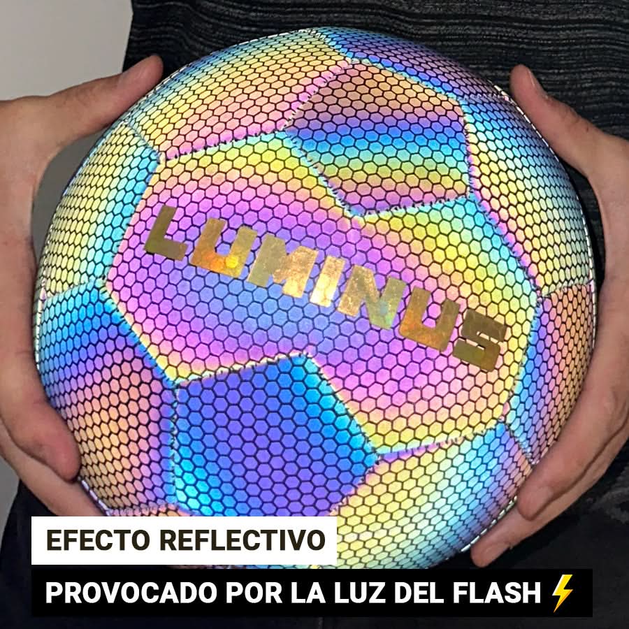 Pelota de fútbol reflectiva Luminus en uso – Mil Ideas