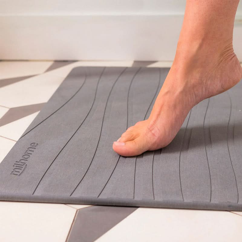 Alfombra Stone Mat en uso en el baño – Mil Ideas