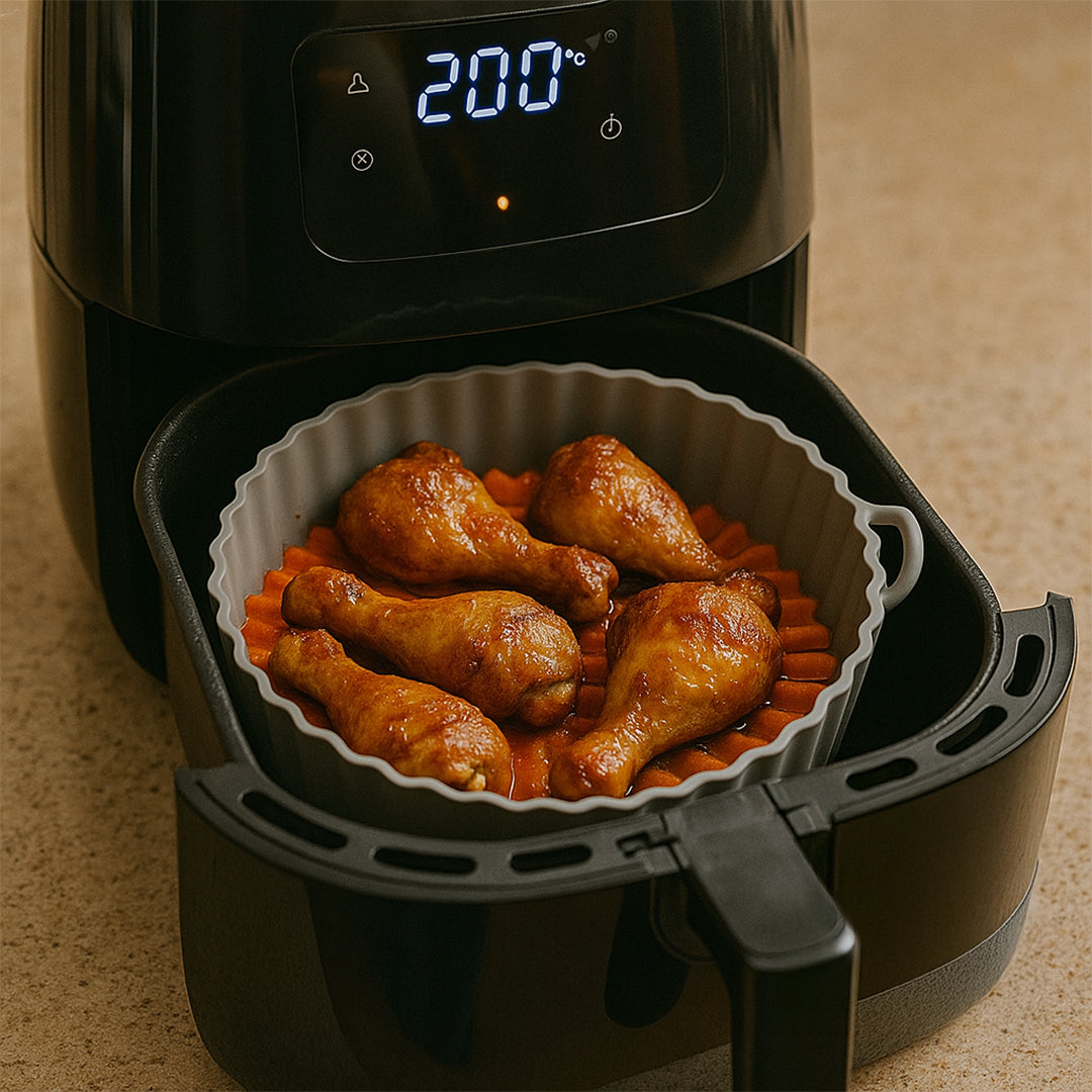 Bandeja de silicona redonda para air fryer en uso – Mil Ideas