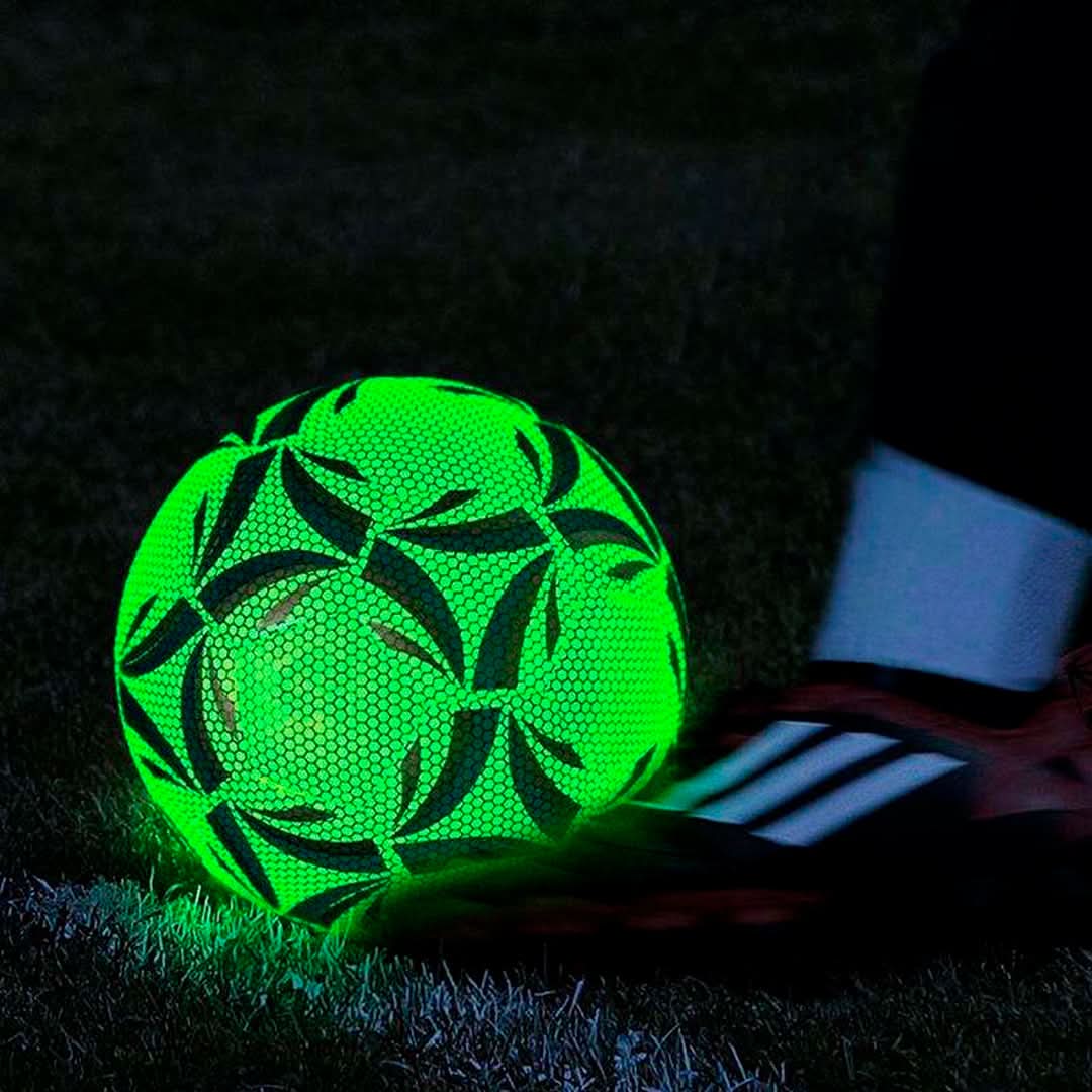 Pelota luminosa Glow brilla en la oscuridad Luminus en uso – Mil Ideas