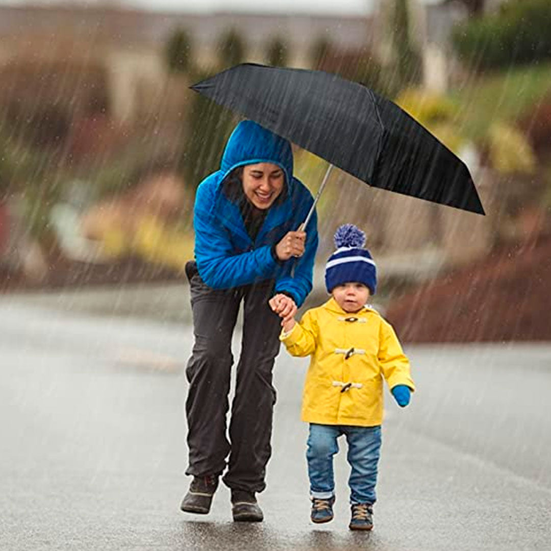 Mini paraguas plegable Black Coating en uso bajo la lluvia – Mil Ideas
