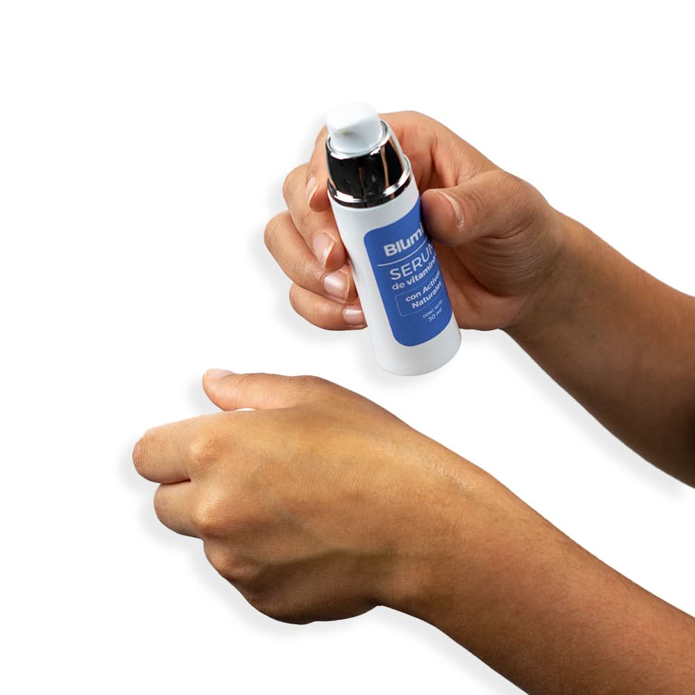 Serum Blumin de vitamina C con activos naturales en uso – Mil Ideas