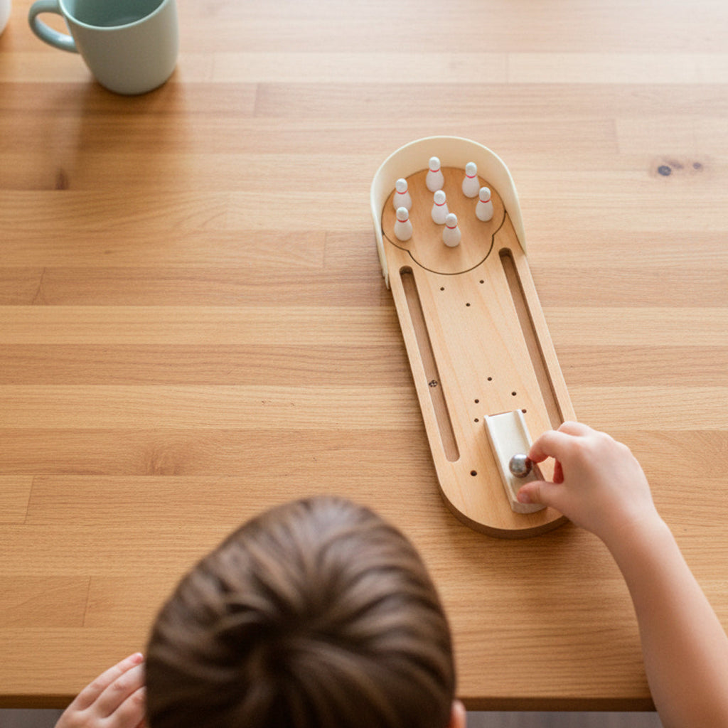 Juego bowling de madera para mesa en uso – Mil Ideas
