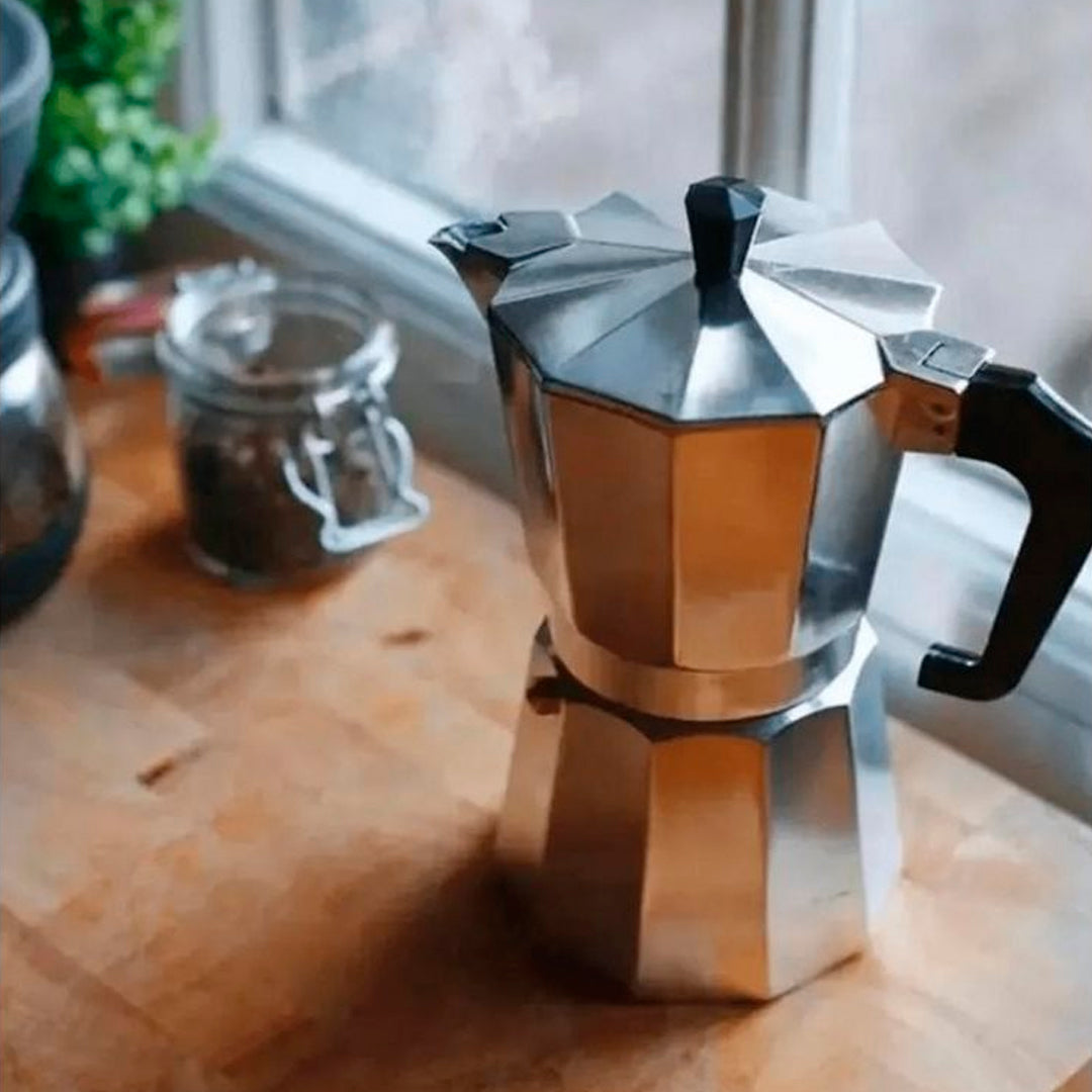 Cafetera italiana aluminio 600ml 12 tazas en uso – Mil Ideas