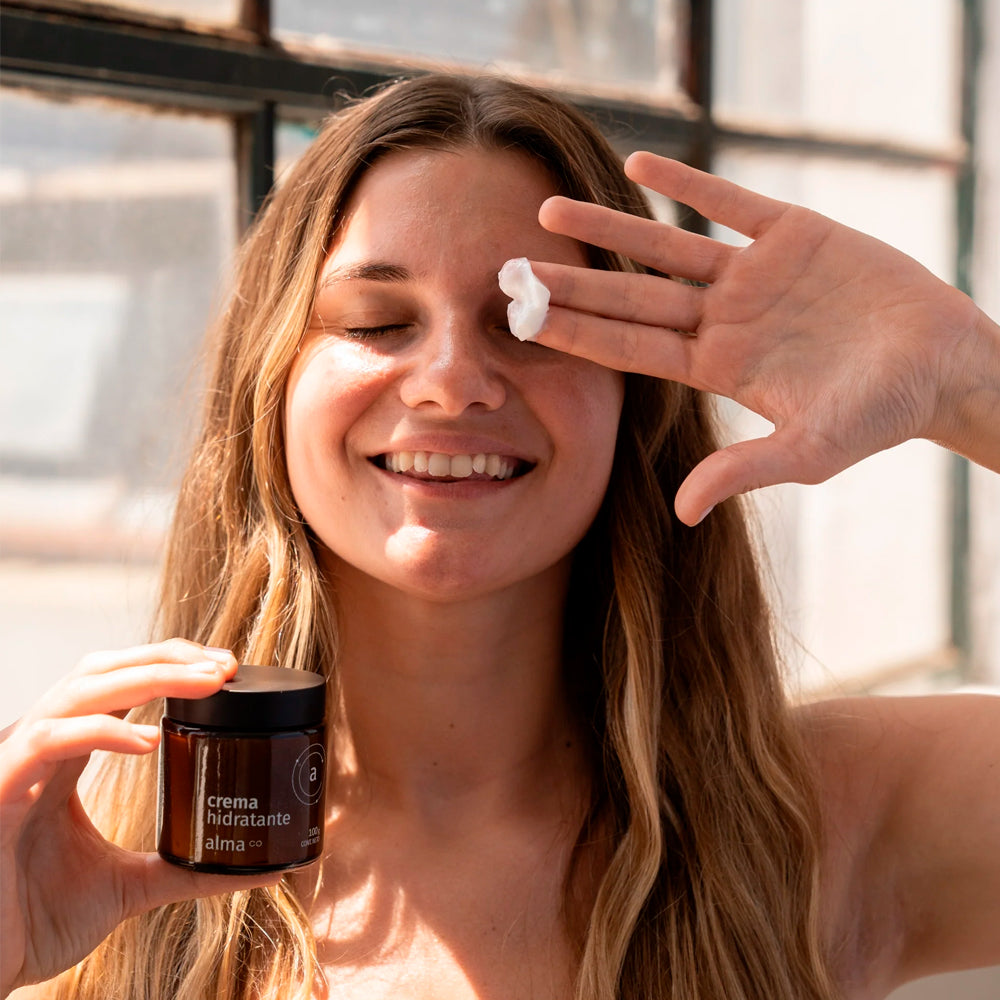Crema hidratante facial Alma Cosmetica en uso – Mil Ideas