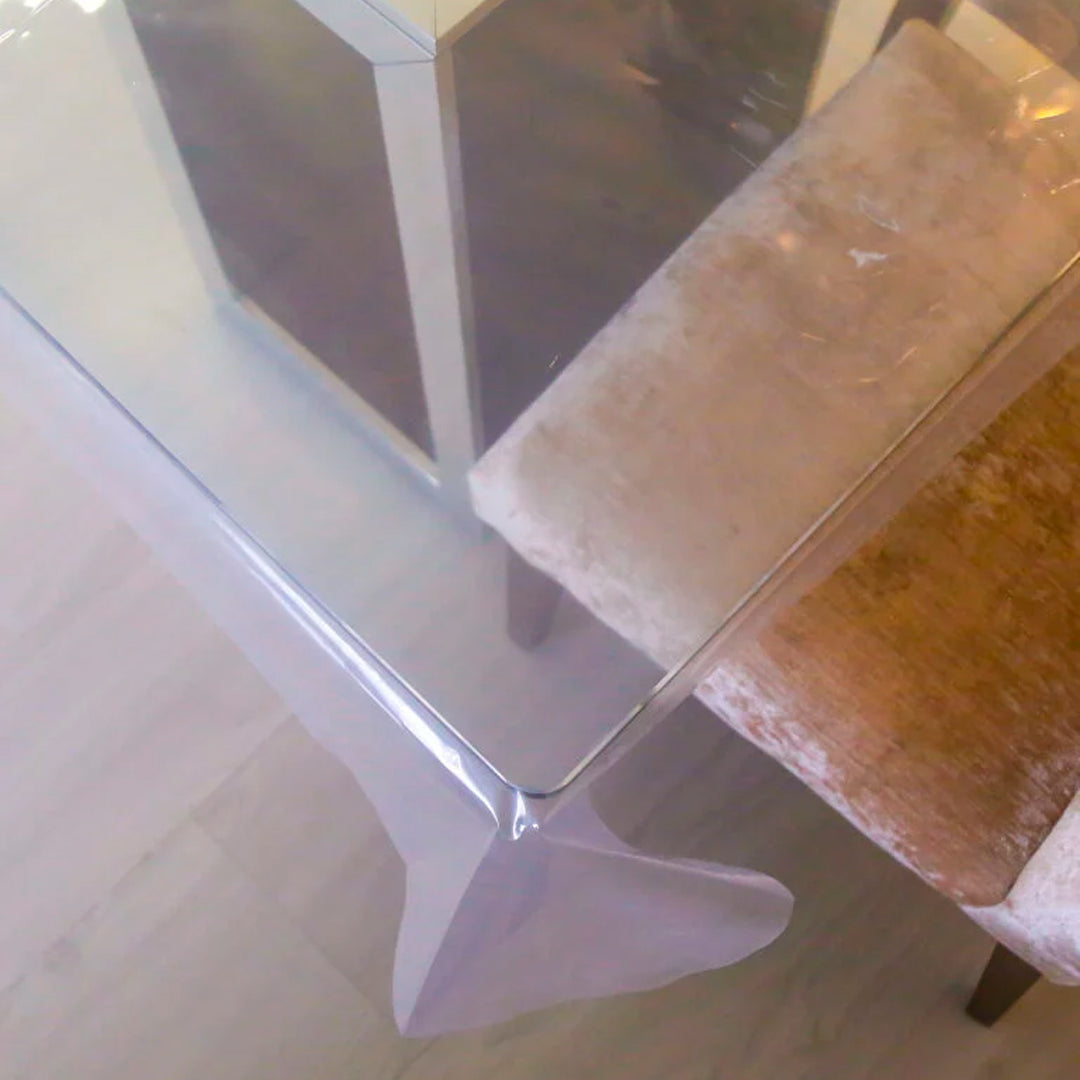 Mantel cuadrado transparente en uso sobre mesa – Mil Ideas