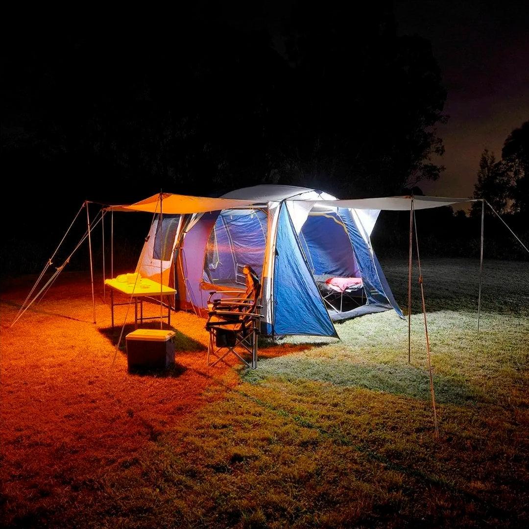 Lámpara solar plegable LED en uso iluminando campamento – Mil Ideas
