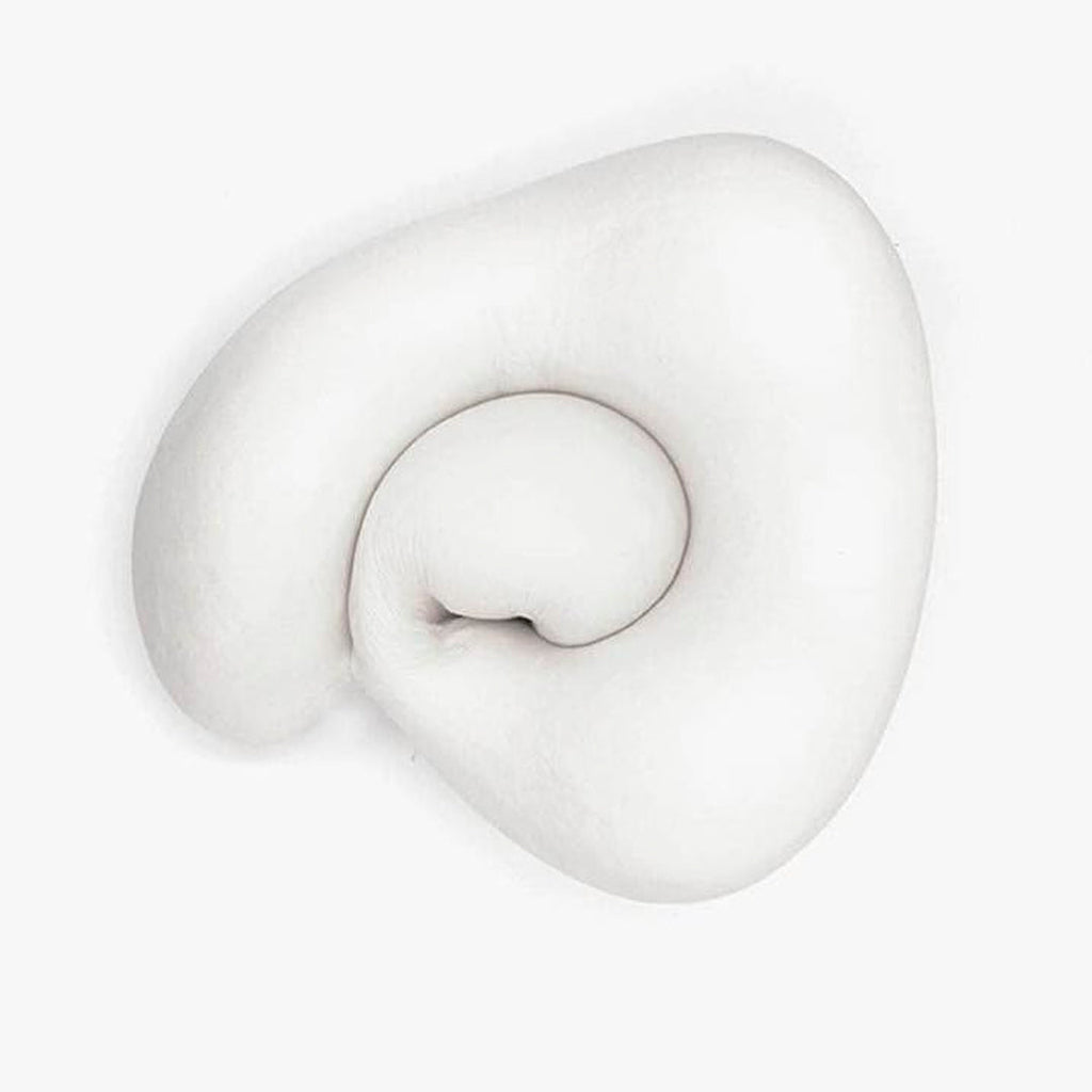 Almohada de viaje con antifaz y tapones de oídos en uso – Mil Ideas
