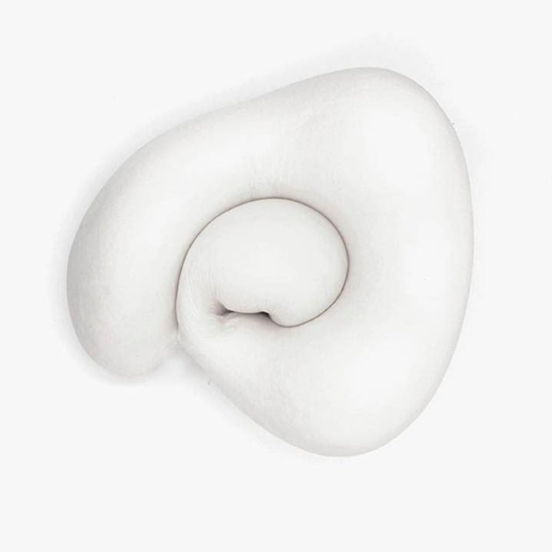 Almohada de viaje con antifaz y tapones de oídos en uso – Mil Ideas