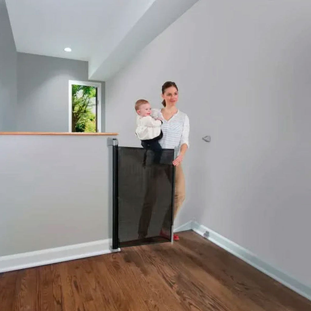 Puerta flexible con malla retráctil de seguridad en uso – Mil Ideas