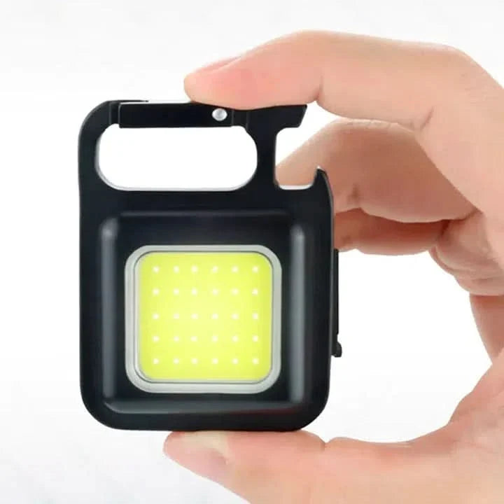 Mini linterna portátil de bolsillo con clip en uso – Mil Ideas