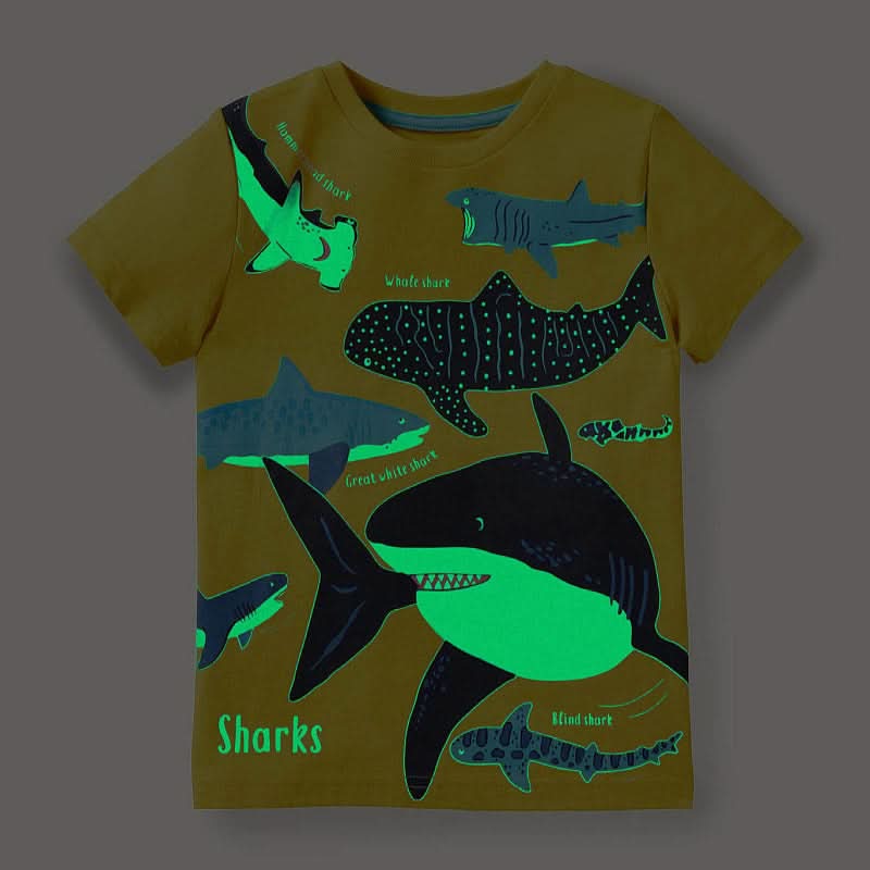 Camiseta luminosa tiburones para niño en uso – Mil Ideas