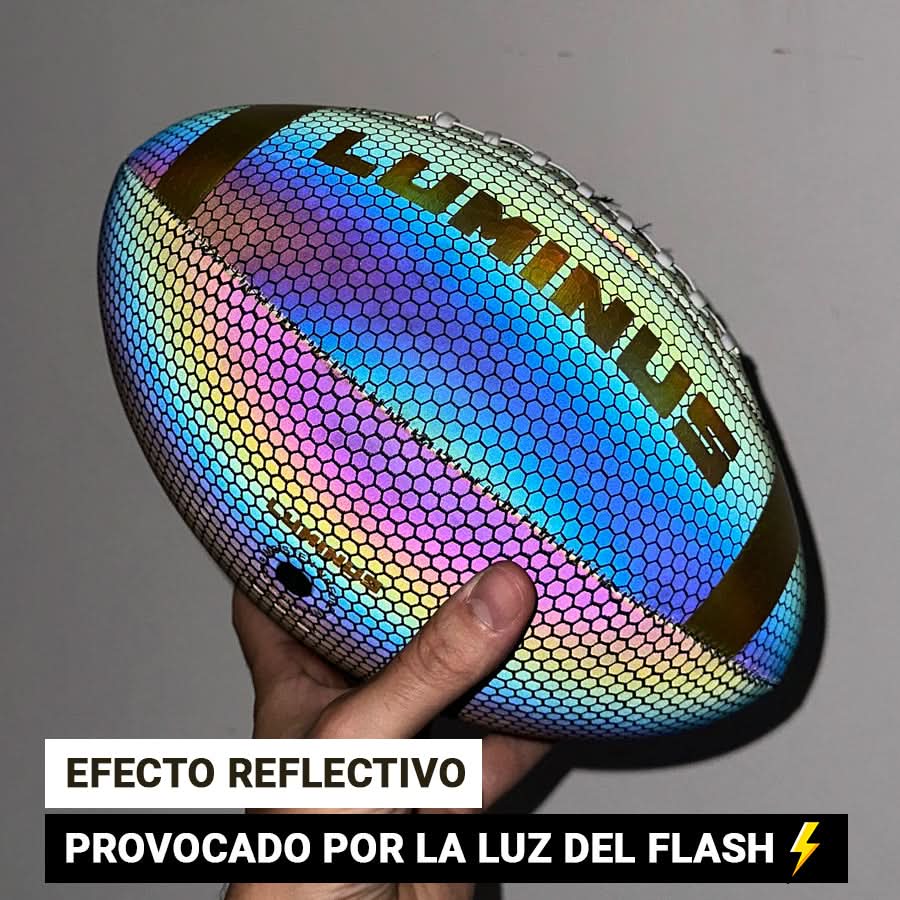 Pelota de fútbol americano reflectiva Luminus en uso – Mil Ideas