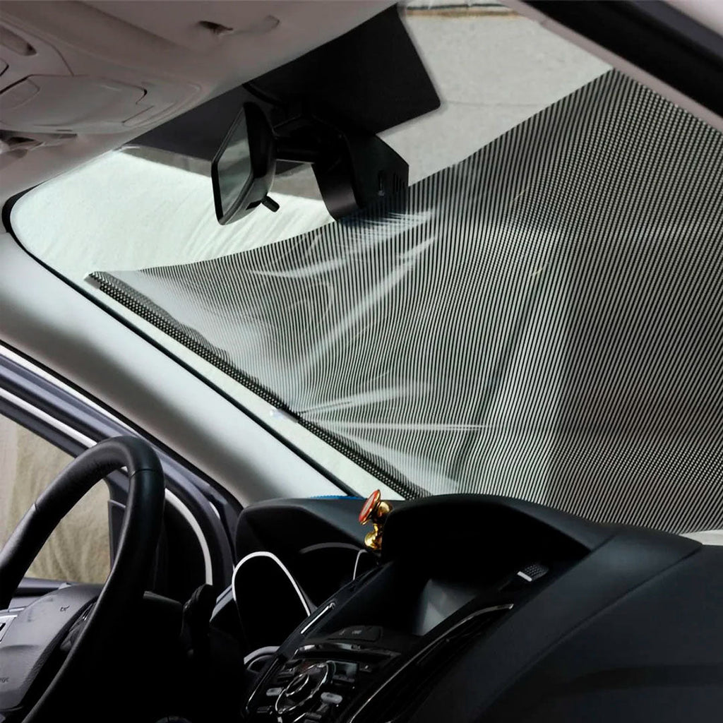 Parasol roll on en uso colocado en ventanilla del auto – Mil Ideas