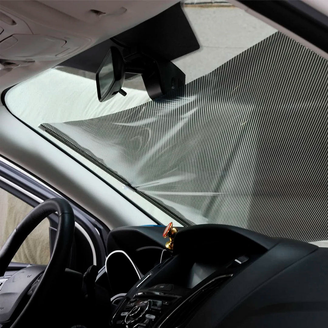 Parasol roll on en uso colocado en ventanilla del auto – Mil Ideas