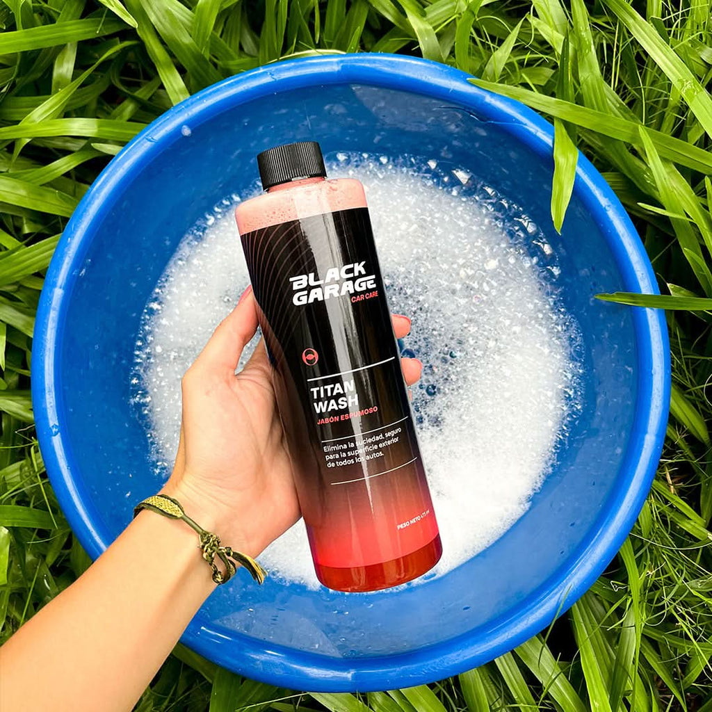 Titan Wash jabón espumoso Black Garage en uso – Mil Ideas