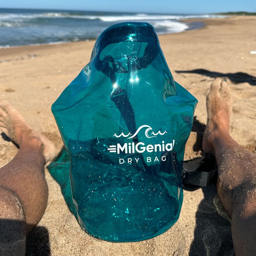Mochila dry bag impermeable para playa 5 litros en uso – Mil Ideas