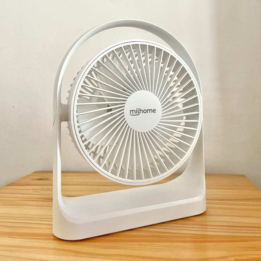 Ventilador mini desk Mil Ideas en uso en escritorio – Mil Ideas
